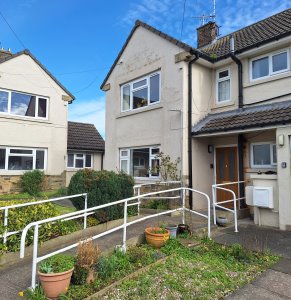 One bed upper floor flat in Pool in Wharfedale. 